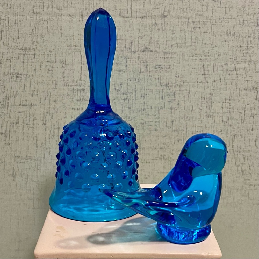FENTON COLONIAL BLUE HOBNAIL BELL AND BLUEBIRD OF HAPPINESS FIGURINE BUNDLE - Picture 3 of 9